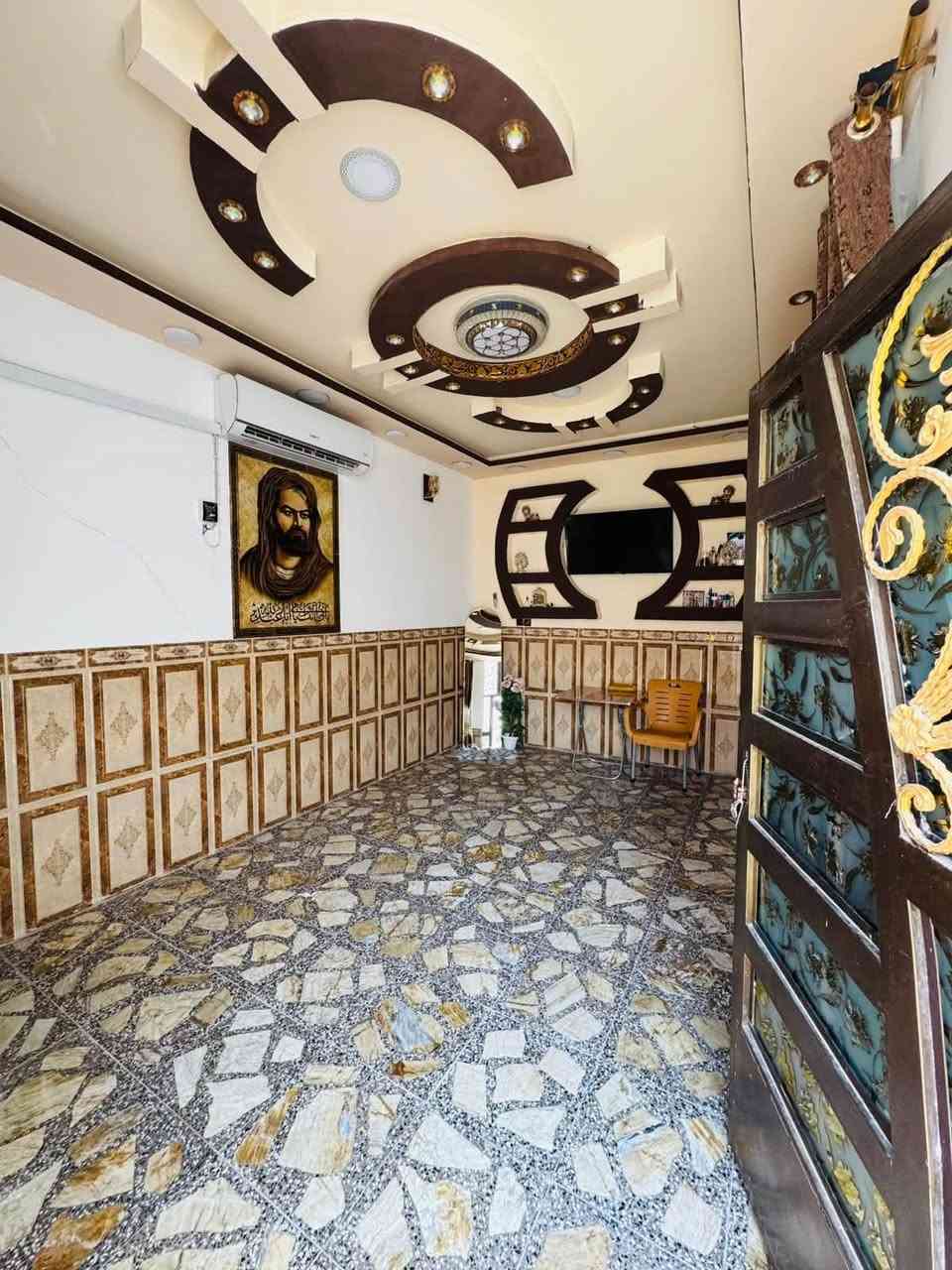 السلام عليكم بيت في حي النداء قرب شارع 60 العرضي بيت 100 متر درجة أولى حتة الواير المولدة ول قاطع جاهزات بيت مايحتاجلة شي سعر الاجار 225 لاتصال***********
