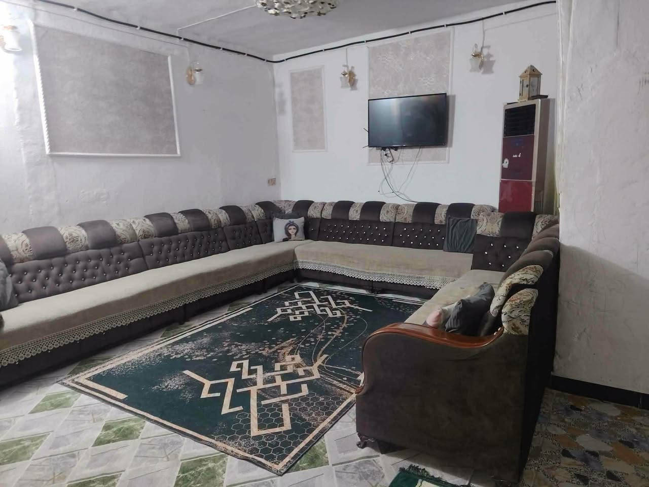 الكوت :
بيت مساحته 300م في حي الحكيم نزلة خليفه قرب مدرسة السجده طابق واحد متكون غرفتين وهول واستقبال ومطبخ وصحيات داخليه وخارجيه وحديقه وترك والطابق الثاني غرف وبيتونه كبيره والسطح شتايكر بناء نص طابوق ونص بلوك والسقف صب عرض الشارع 10م خدمات متوفره ماء وكهرباء ومجاري قريب ونت ضوئي زراعي سند 25 مشمول بالتطويب بقية التفاصيل  السعر 65 مليون وبيه مجال . وايضا مراوس أبيت 150م في حي الحكيم او الخضراء مع الفرق اذا احد يحب يراوس .

نص مكتوب في الصور:
- CAMON 20 Pro • 24mm f/1.7 1/50s ISO999