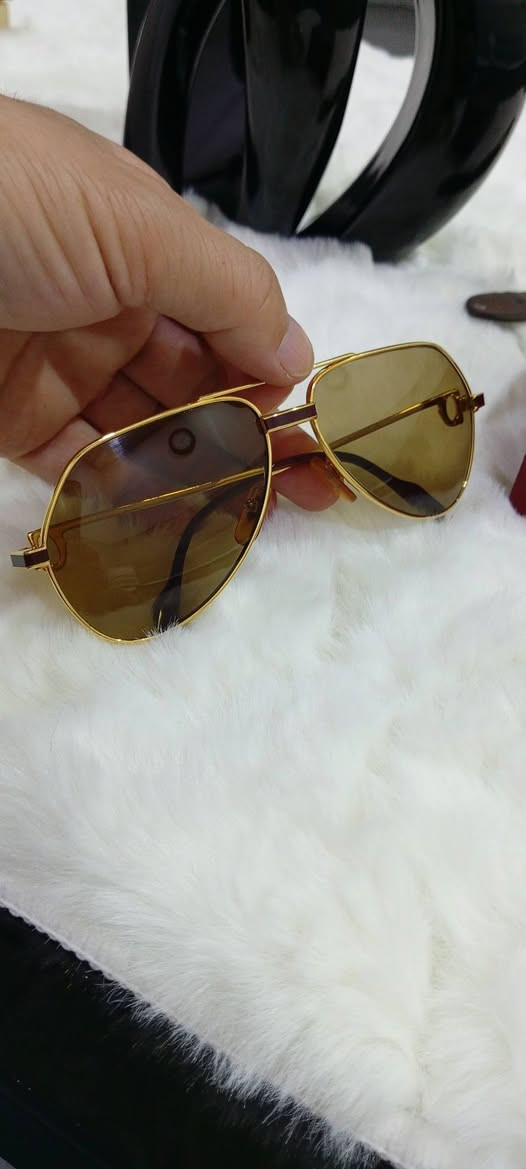 ***نادرة جدا جدا قطعة متحفية***
نظارة رؤساء

 ماركة كارتير  أصلية فرنسية

طراز: فاندوم اللاكيه

قياس: 56

عدسات: كريستال بخار

فلتر: uv400 لحماية العين من أشعة فوق البنفسجية 

انتاج ثمانينات

قطعة مخزونه، نضيفه جدا جدا ، كسر زيرو

للاستفسار: واتس اب ***********
