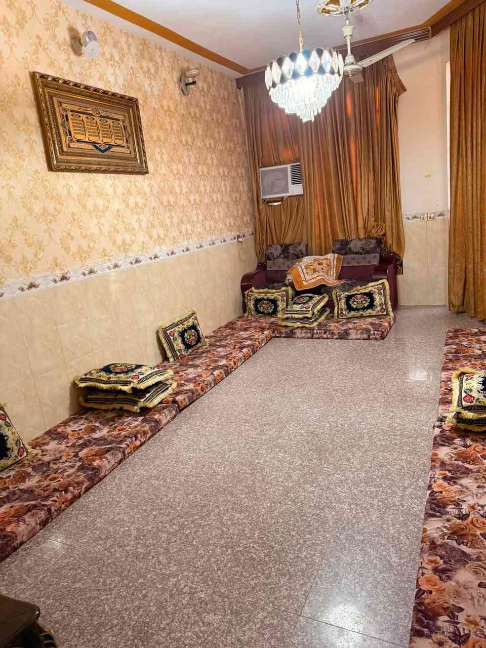 السلام عليكم 
الدار للبيع 
المساحه 140 
طابقين 
الموقع حي الامين أسواق بسكولاته 
متكون من غرفه نوم وصاله واستقبال ومطبخ وحمام 
الطابق الثاني 3 غرفه نوم وصاله وحمام 
الواجه 6 ونص 
النزال 20 
السعر 150 وبي مجال
الرقم ‭***********‬
