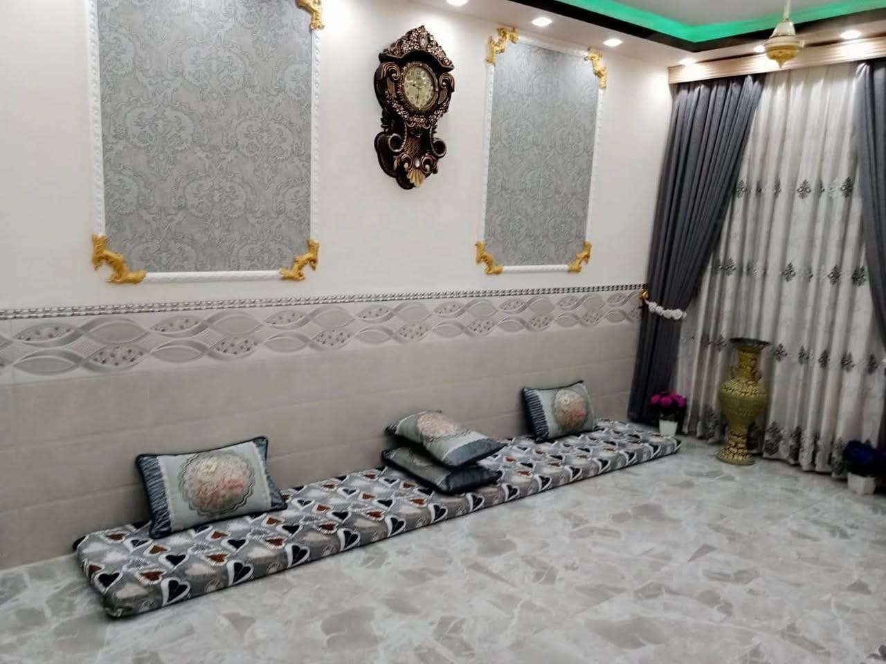 يالله
السلام عليكم
يعلن مكتب الخبير للعقارات
 وجود بيت طابو زراعي سند 25مساحته 115متر
موقع الدار الدوب خلف العمارات

مكوناته //استقبال ومطبخ وصاله وغرفه نوم ومجمع صحيات داخليه وخارجيه 

السعر. 55مليون بي مجال بصيط
للاستفسار الاتصال ***********
