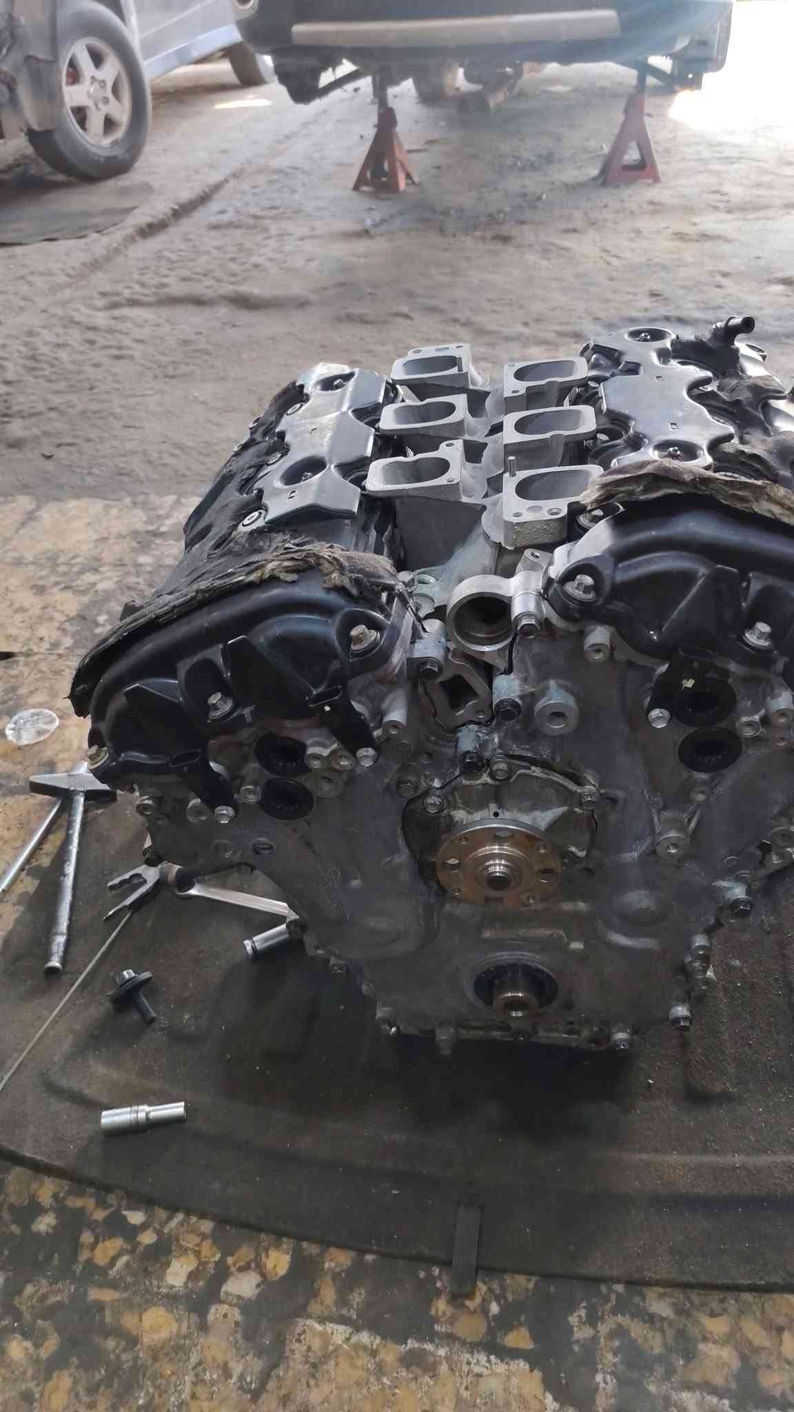 🚘⚙️ تبديل محرك جديد لسوزوكي XL-7 ⚙️🚘

تم بحمد الله إنجاز عملية تبديل محرك جديد لسوزوكي XL-7، مع إجراء صيانة وتجهيز شامل قبل التركيب لضمان أفضل أداء واعتمادية للمحرك.

🔧 تفاصيل العمل:

🔹 غسل وتنظيف المحرك الجديد بالكامل من الداخل والخارج، وإزالة جميع الترسبات والأوساخ.

🔹 استبدال جميع الجبن والواشرات  حسب طلب الزبون، لضمان عدم حدوث أي تسريب مستقبلاً.

🔹 استبدال أذنين الگير الدائريات بقطع جديدة.

🔹 استبدال دجات  وقواعد المحرك الجانبية، لضمان ثبات المحرك والتخلص من الاهتزازات.

🔹 تجديد ظفيرة المحرك بالكامل بسبب حالتها المتهالكة جداً، مع استبدال الفيش التالفة وإعادة ترتيب وعزل الأسلاك بصورة فنية وآمنة.

🔹 رفع ومعالجة جميع الجطلات والمشاكل الموجودة قبل تركيب المحرك.

🔹 فك إنجكترات الوقود وغسلها بجهاز الموجات فوق الصوتية، مع فحص الرش والمعايرة والتأكد من تساوي أداء جميع النوزلات.

🔹 إعادة ربط وتنظيم منظومة المراوح والتأكد من عملها بصورة صحيحة.

🔹 غسل حوض السيارة وحجرة المحرك بالكامل بواسطة البخار المضغوط، وإزالة الزيوت والأوساخ المتراكمة قبل تنزيل المحرك الجديد.

🔹 تركيب المحرك وإعادة ربط جميع المنظومات والظفيرة والأنابيب، مع فحص الزيوت والسوائل وإجراء الفحص النهائي بالكمبيوتر.

🔥 والنتيجة: تشغيل المحرك من أول نَگرة سلف، بصوت هادئ وأداء ممتاز والحمد لله.

━━━━━━━━━━━━━━

🔧 ورشة أنور سوزوكي وإكونوكس

📍 العنوان: كربلاء – الحي الصناعي – البلوك الثاني – شارع السايدين (سايد الدخول)

📞 ***********
📞 ***********

⭕ ورشة أنور – خبرة، دقة وضمان بالعمل
