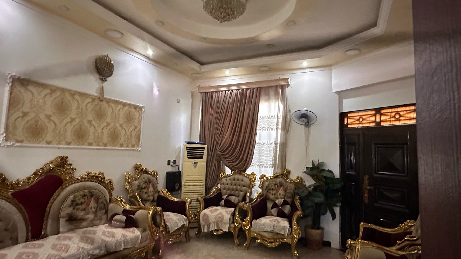 سلام عليكم بيت مساحه 150متر واجه15نزال10 بيت بناء ٢٠٢٠ كامل مكمل من كل النواحي غرفه جوه وحمام وتواليت ومطبخيت حراري ومطبخ ديكور وتواليت خارجيه فوك ثلاث غرف وحمام وتواليت السعر 260 مليون عنوانه ديالى كورنيش ديالى