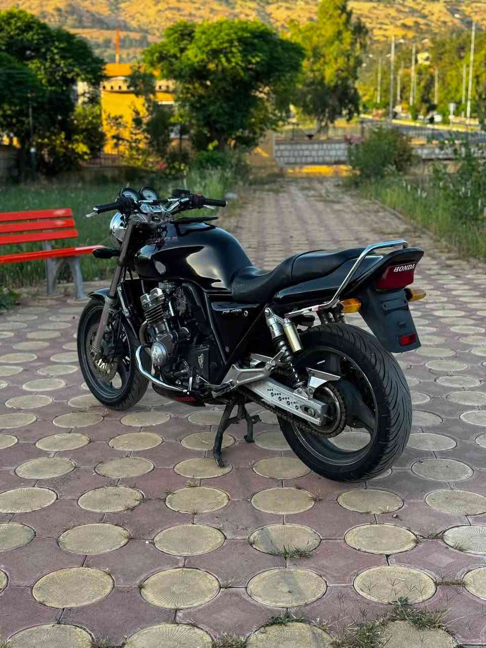 سلاوی خودای گەورەتان لێبێت هاورێیان ئەم cb 400 بۆهێناون مۆدیل 1998 ماتۆرەکە بەشی سەرەوەی کەوەرەکەی کراوەتەوە تەنها وەلف و کاسکێتی گۆراوە بەوشەرتە دەیفرۆشم کێسە کەشی نەکرابێتەوە هەموو گیانی لەسەر دەقی بیلادە ناوتەنکی لۆکە مەکینەی چرکەی تیانیە بەشەرت هەردوو تایەی لۆک لۆکە سعریشی 11 ونيو کەمێک مەجال موشتەری تێل کە ئەزیزن شوێن کۆیە.     
*********** ***********
