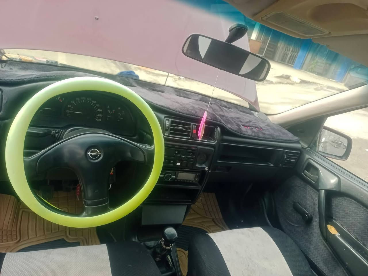 سياره للبيع نوع فكترا صندوق موديل ١٩٩١ لون ماروني حجم ١٦ كير ومحرك شرط رقم وسنويه جديد صبغ جماليه فقط السعر ٤٠ وبيها مجال ***********
