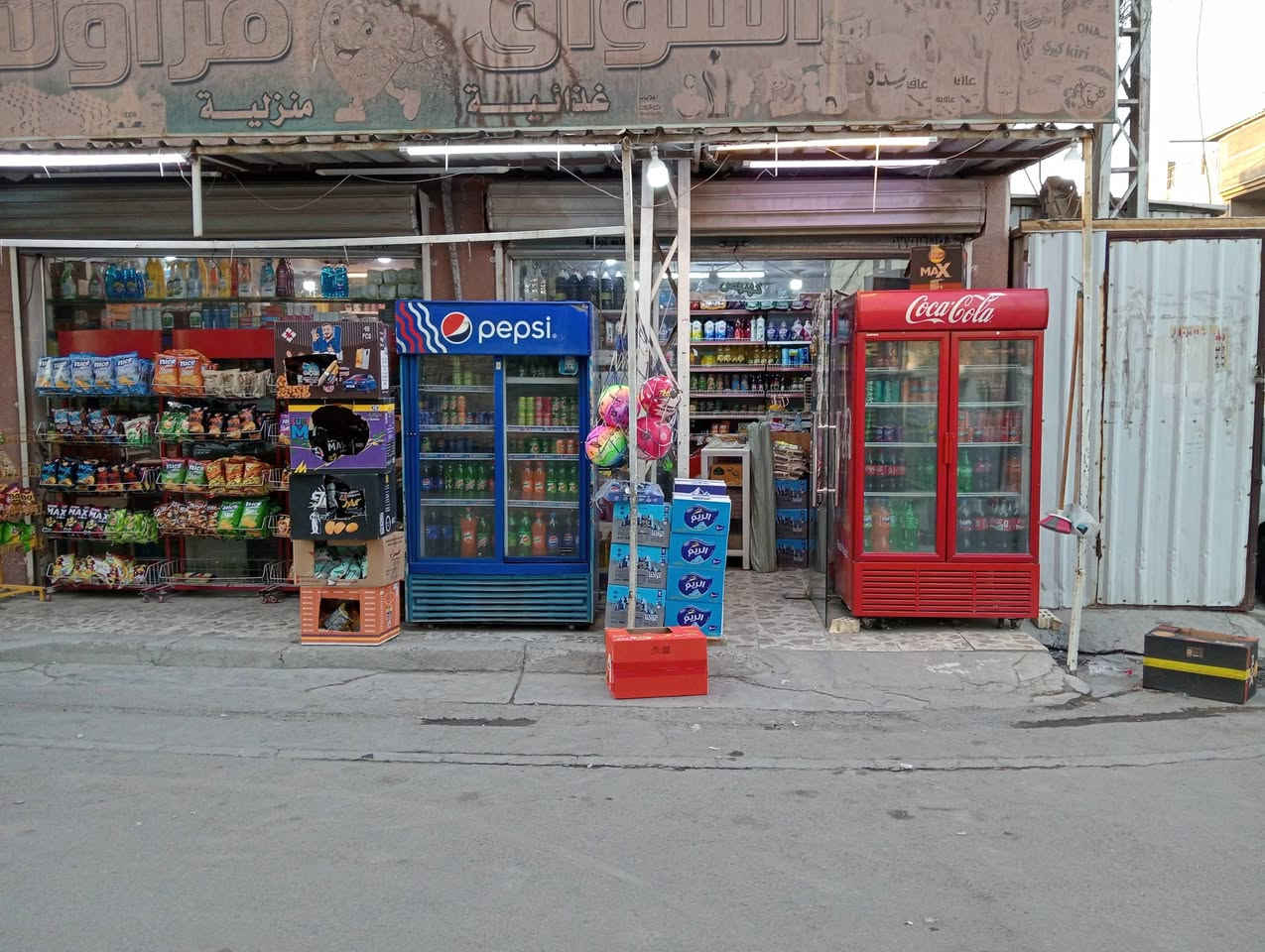 السلام عليكم أسواق للبيع تحتوي مخازن 2 صحيات شارع عدن خلف جامع الجهاد  ***********
