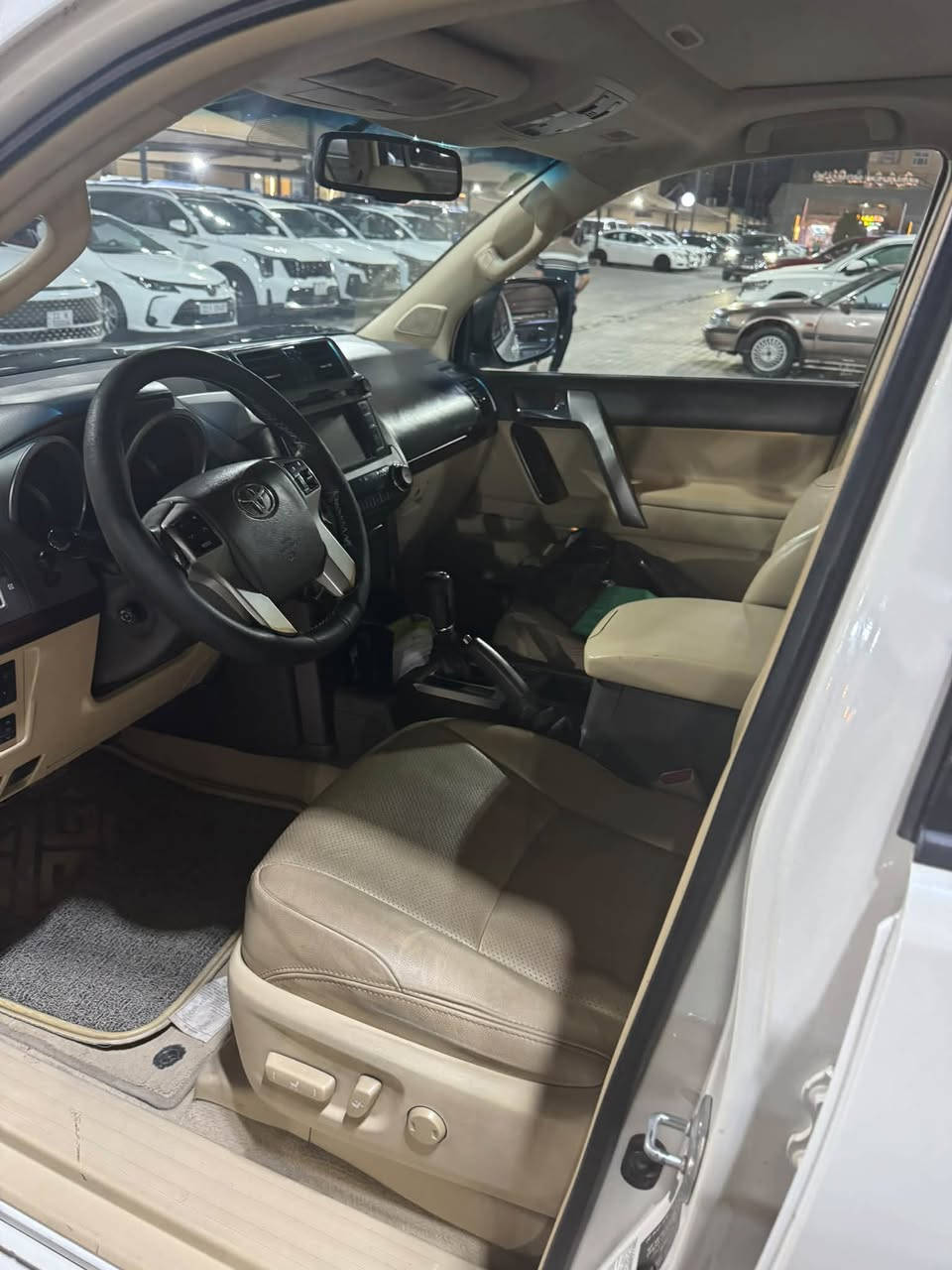 السلام عليكم برادو موديل ٢٠١٤فول مواصفات vxبيها بارد قليل بلجاملغ الخلفي مكفوله من البغ والتبديل رقم بغداد بأسمي مكاني كربلاء للاستفسار ***********سعرها ٣٠٥
