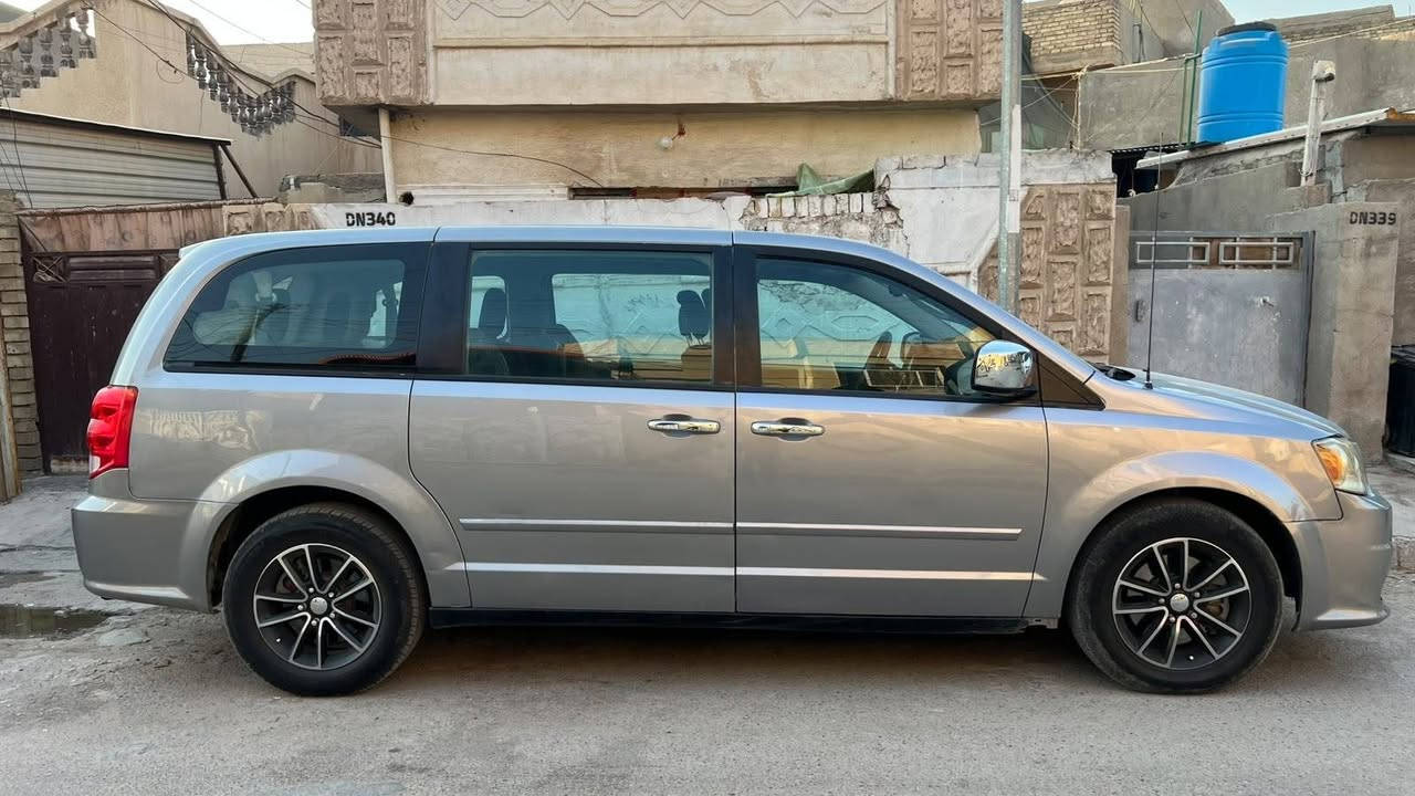 السلام عليكم دوج كرفان موديل ٢٠١٤ محرك ٣٦٠٠ تدفئة وتبريد ثلاث قطع سبعه راكب شاشه كاميرا كهربائيات كلهه تشتغل داخل نظيف صدر امامي وخلفي ممتاز تخم تاير جديد بطاريه جديده كشنات سياحي بلع مواصفات عاديه سياره جاهزه حادثها جاملغ امامي ايسر وبيها صبغ بجم والابواب الاماميه بالنسبه للدواخل كفاله لغود وشواصي وتكم وحوض مكفولات مكانها بغداد الدوره ابو دشير هاتف *********** سعرها ١٢٥ وبيها مجال ان شاء الله تعالى بغداد, العراق
