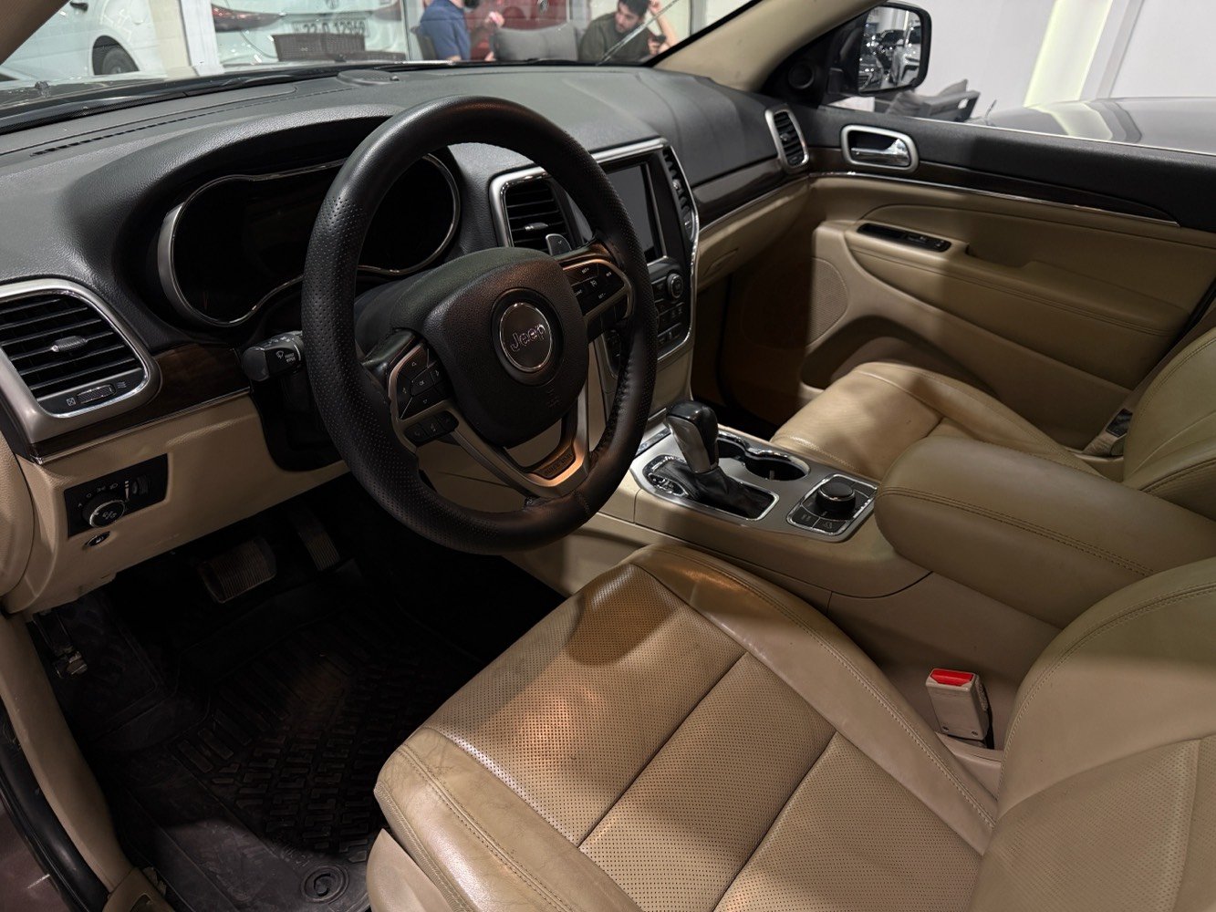 جيب گراند شيرۆكی 2018 (خەليجى شەریکەی هارلم)
قەپات مواسفات 4x4 Limited Plus 

فۆر ویل ، پانۆراما ، 3 شاشە ، کوشن سارد و گەرم ، حساسی پێش و پشت ، شاشە کارپلەی
هەموو گیانی بە شەرت هیچی نییە بێ سبوغ و بێ پارچە گۆرین
هەردوو دەعامی بە شەرت (( 61 رۆیشتووە ))

زۆر خاوێنە و بێ مەسرەف (( گێر و مەکینە و تەقە ورەقە بە شەرتە ))

رەقەم و سەنوی نۆییە (( شوین // هەولێر ))

سعری (( 235 وەرەقە و مەجالی تێدایە ))

***********
***********