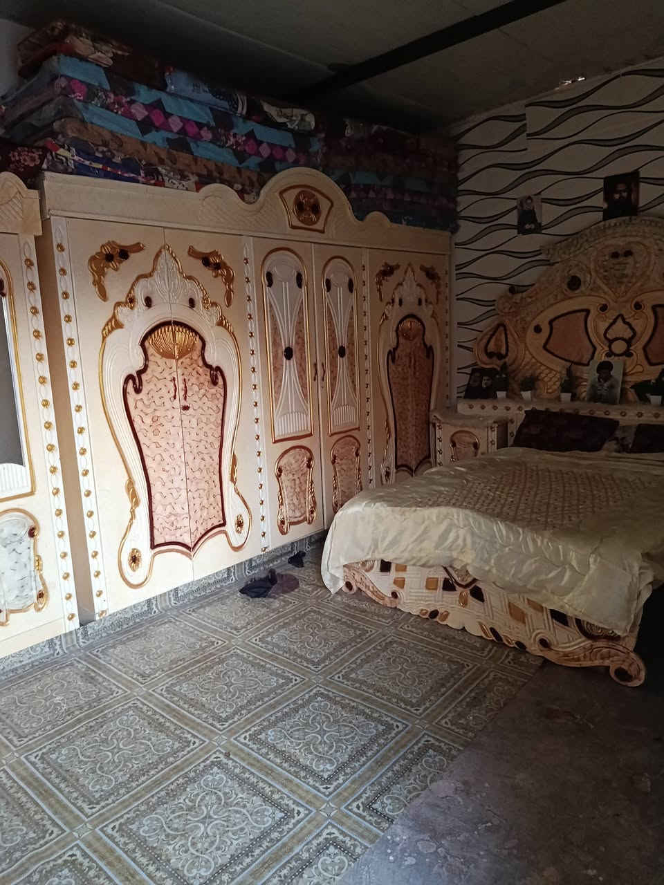 بيت لبيع المساحة 100 مربع المكان الدوانم ورء أسواق الحسين بخط الثالث  بيت بية غرف ثنين وستغبال ومطبخ وصحيات السعر 18 وبية مجال الاستفسار ***********
