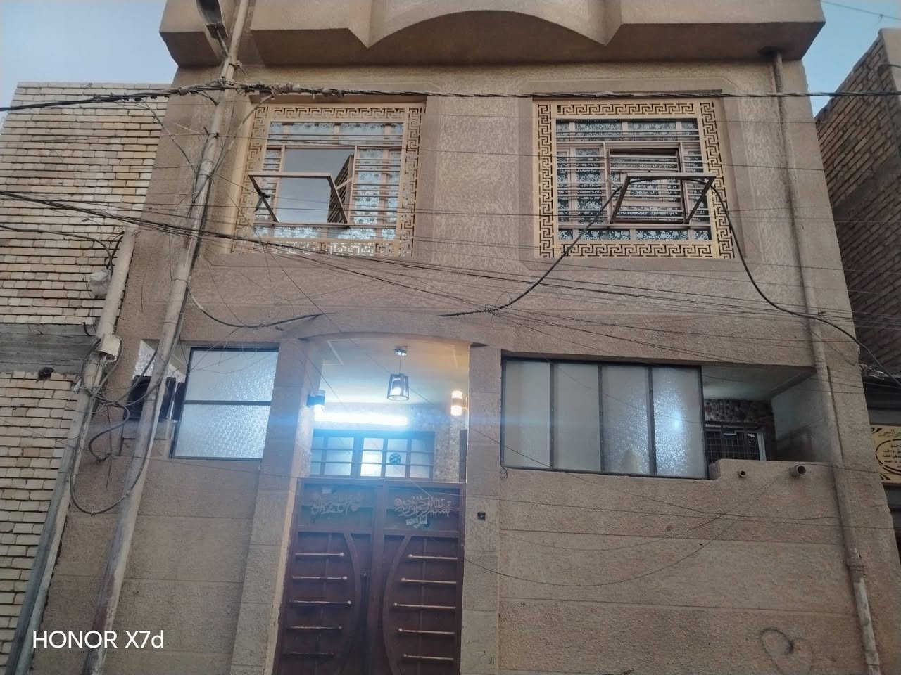 امامي طابقين خلف طارق بن زياد لفرع لمقابيل الخليج العربي بناء حد يث يتكون من ٤غرف نوم حمامات ٣ واستقبال وهول للاستفسار ***********.  ***********

نص مكتوب في الصور:
- HONOR X7d