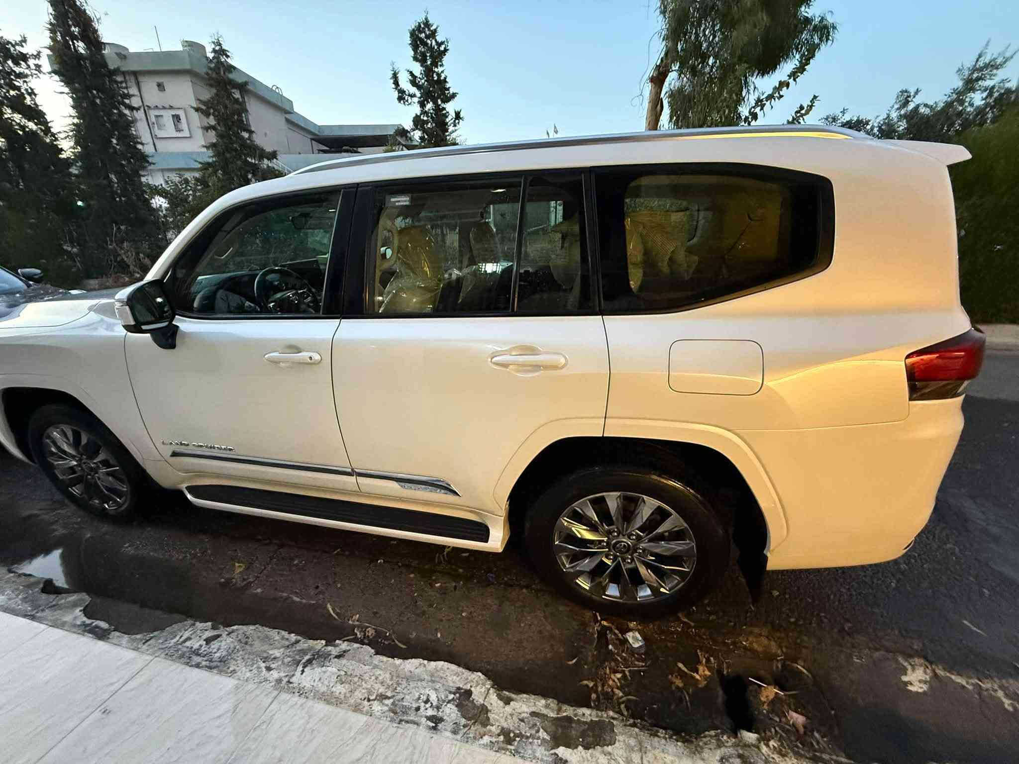 لاندكروز GXR  2022 للبيع ساز السعر 585  الجاملغ الامامي انطخ وبدلته اصلي شركة بدون صبغ ماشيه 72 رقم بغداد بأسمي ***********
