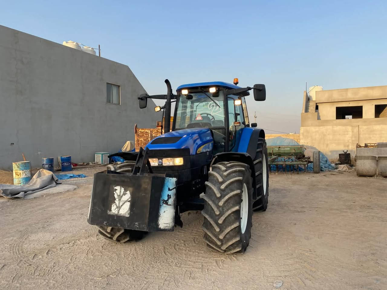 نیوهۆلند للبیح بۆفرۆشتن 
Tm155 2004
تەرەنتەرەکە زۆر خاوینە چار تایەی نوی لۆ بەستراوە
ترکتر جدید طایرات جدید
پێش جەنگالە 
رقم تنفون
***********
