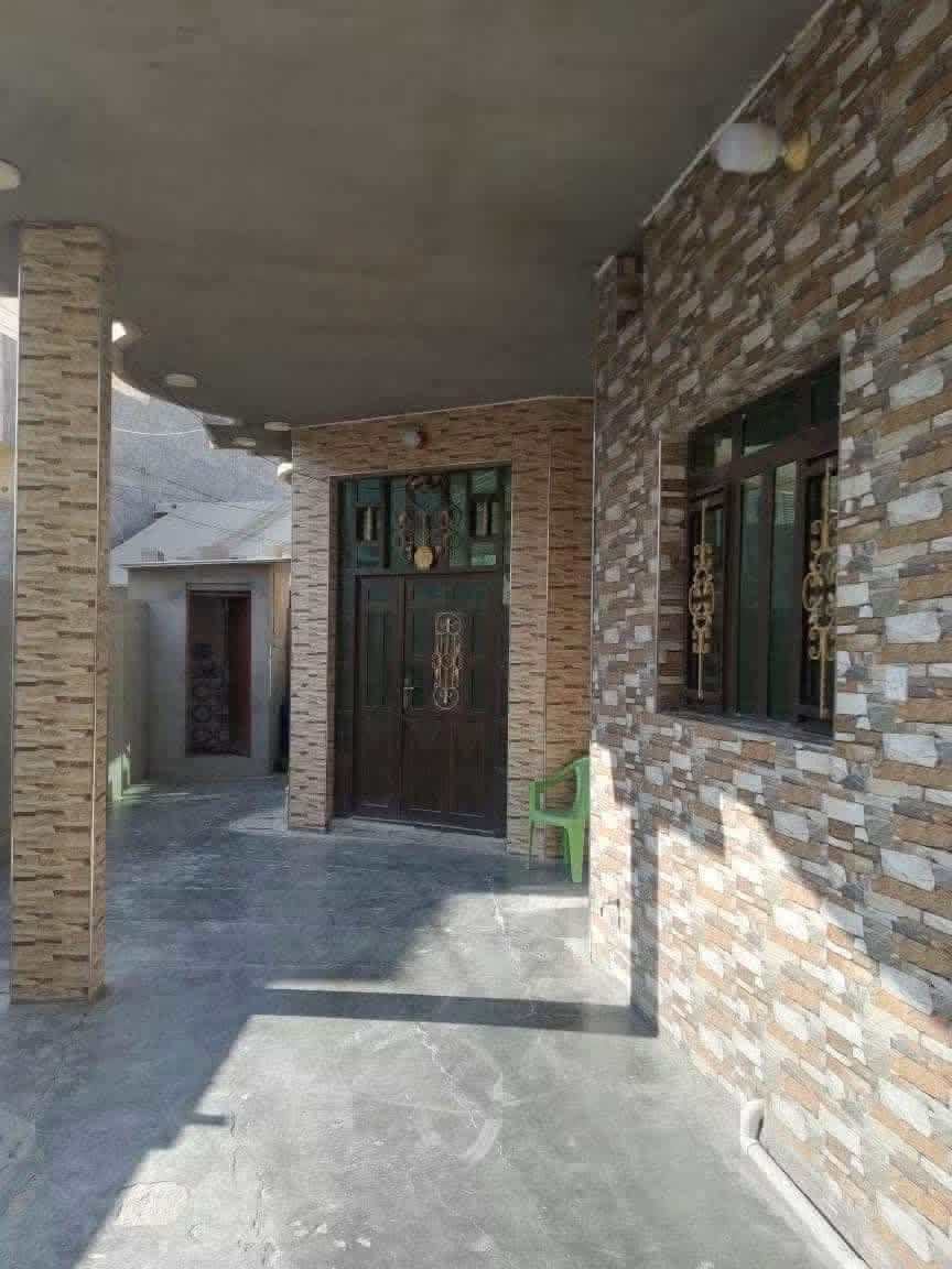 🏡 دار ركن للبيع في حي الازركية خلف جامع السراج المنير يبعد عن السدة ٣٠ م تقريباً بداية الازركية
                     📢 على بركة الله 📢
📍نوع الملك = طابو زراعي 
📍المساحة  = ٢٢٥ م٢
📍الواجهة = ١٤.٥م و النزال: ١٥.٥ م
📍 شارع : ٧ م مقابل شارع ٦م مباشرة نافذ الى السدة
📍بناء الطابق الاول طابوق والثاني بلوك

🔴مشيدات الدار من طابقين ويحتوي الطابق الاول على
غرفتين نوم وصالة واستقبال ومدخل ومطبخ وحمام وصحيات عدد/٢ وممشى جانبي ومنور 
🟢مشيدات الطابق الثاني
ثلاث غرف نوم وصالة

🟨سعر بيع العقار : ٨٨ مليون دينار مع المجال 

🟢مكتب دجلة الهندسي للعقارات حي الجولان قرب صناعة الجولان للسيارات مجاور سوبر ماركت الهلال
للاستفسار الاتصال
*********** 
 *********** 
***********
