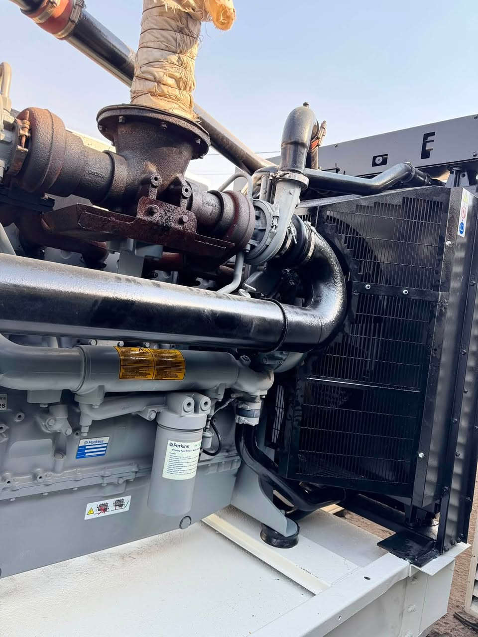 السلام عليكم ‏للبيع مولدة بيركز  (((625 KVA ))) حجم2800 دبل سوبر   إنكليزي أصلي
ماممفتوح شرط 
ساعات العمل8000
وارد برطانيا 
سلندر 6 
يشيل حمل1500 مرتاح 
توليد ستانفور625 كيفي برطاني 
يوجد كاتم كتم الصوت المولده 100/100 و 100/80 
للتواصل :
‏‭***********‬
عنوان / أربيل /صناعة الجنوبية /كراج الحاج وفاء العوفه
