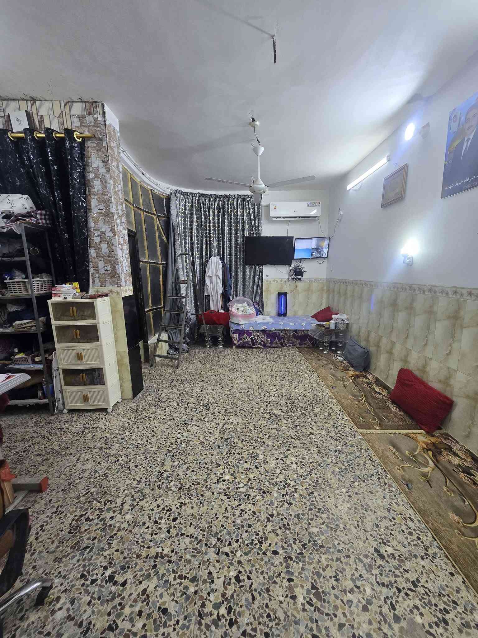 بيت لبيع بشارع المطار القديم المساحه ٦٠متر طابقين كونكريت مسلح الطابق الاول والثاني عكاده بناء بلوك  يحتوي على غرفه وصاله صغيره ومطبخ وستقبال ومكشوفه وصحيات السعر ١٧ وبي مجال قليل للستفسار ***********
