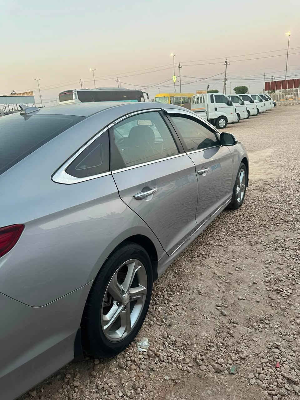 السلام عليكم للبيع سوناتا غاز بلادي موديل2023 العدد2 وحده منفيس بعدهي ما مرقمه فول مواصفات و الثانيه رقم اربيل بسمي ماشيات قليل السيارات نضاف للاستفسار ***********
