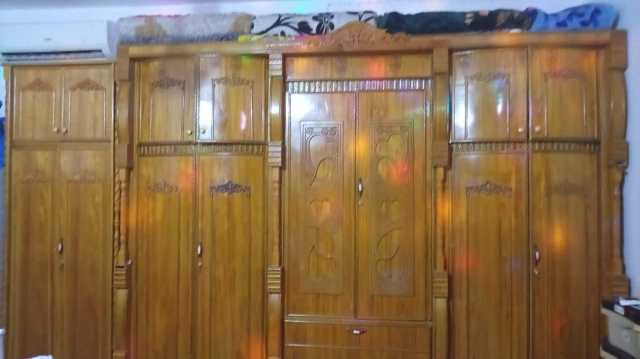 للبيع غرفة نوم خشب كامل - حالة ممتازة جداً 🔥

المواصفات:
اللون: عسلي / بني فاتح لامع
التخم كامل: 
    1.  تخت نفرين ظهره مبطن ابيض بقلب ذهبي وشغل فخم
  2.  دولاب 6 ابواب شغل نقش ومرايا + مساحات تخزين كبيرة
    3. ميز تواليت مرايا + درج + مساحات + خزائن جانبية
    4.  2 كومدي
الشغل: خشب قوي + نقش + مرايا + لمعة عالية
الحالة: نظيفة 100% مابيها اي كسر او ضرر

السعر: 850,000 دينار قابل للتفاوض البسيط
المكان: الحلة - بابل
ملاحظة: البيع بسبب التجديد. 

للاستفسار: اتصال او واتساب ***********
