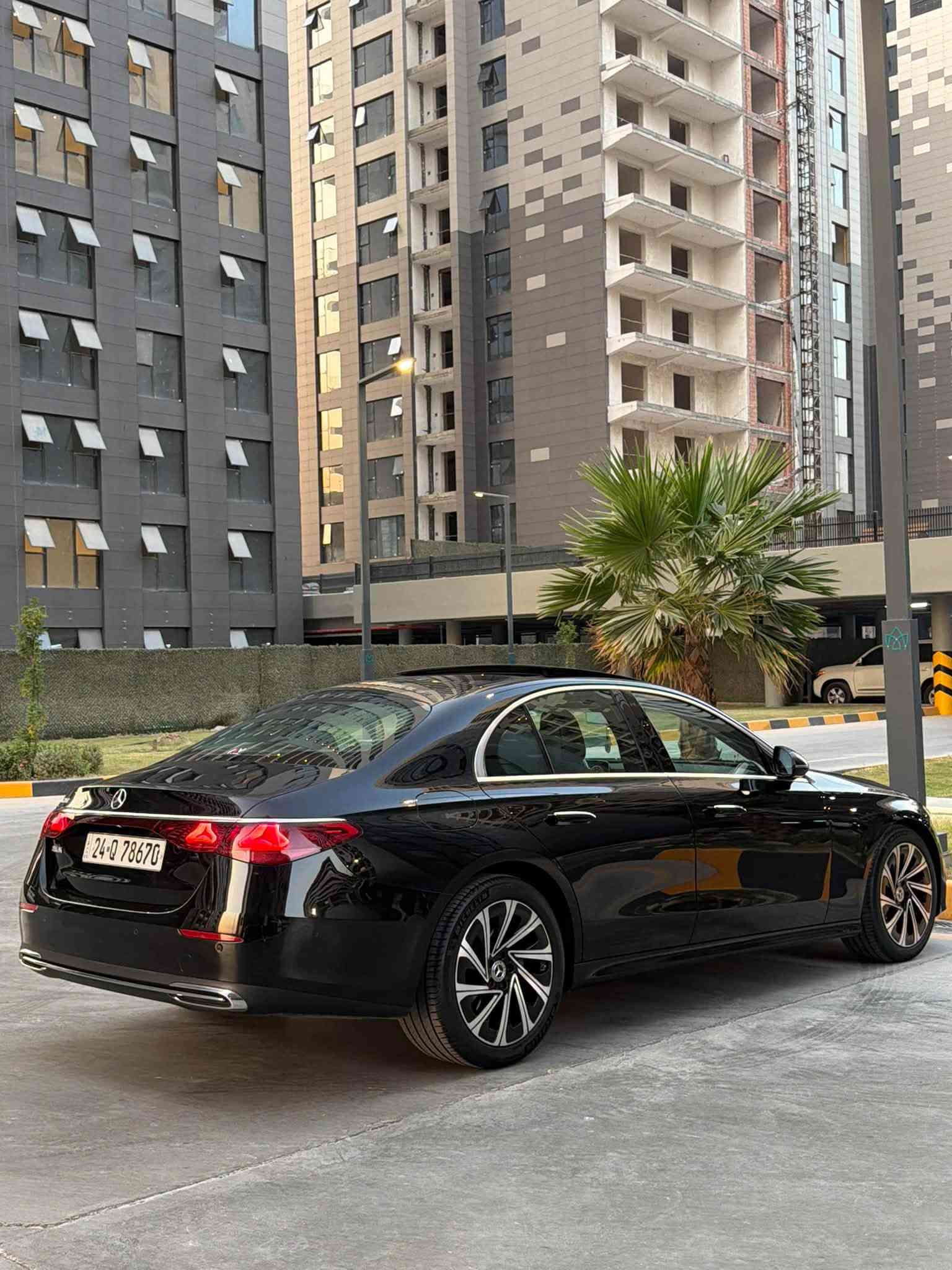 السلام عليكم
للبيعE200)2024 )(محرك 4سلندر توربو)

بانوراما 

كامره داخليه +خارجيه(تسجل وتخزن)

سستم صوت برومستر

٥ كامرات 

رادار 

تحذير تصادم 

نقاط عمياء 

كشن جلد  ومخمل ابيض (رصاصي واسود) 

كشن تدفئه

داخل 64 لون 

لايت داينمك (ترحيب ويفتر ويه الستيرن)

ماشيه 45الف

بيها هوايه مواصفات معروفه بهذا الموديل

السياره وكالة المانيا بصمتين ضمان دولي
 (صفر مسج) جاهزه السياره بدون نقص

للاتصال ***********

مكانها الدوره 
السعر 41.800$
