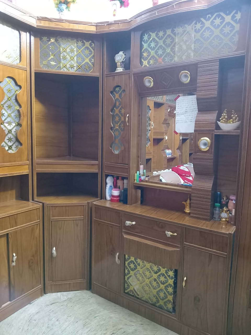 قرفه خشب للبيع بعدهه جديده سعر ٩٠٠ قفل البوفيه ١٥٠ رقم التواصل ***********
