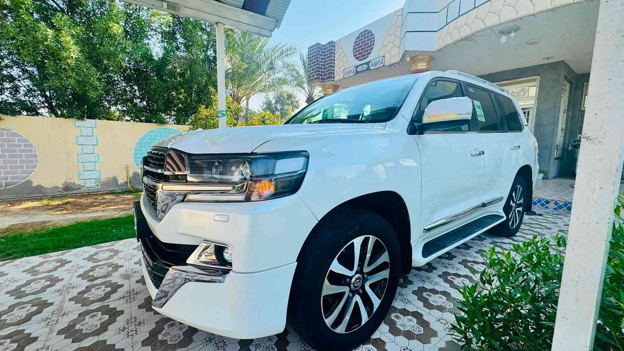 سلام عليكم للبيع لاندكروزر موديل ١٨
سيارة جديدة 
فول موصفات 
سيارة كارتون بل خير عل يشتري 
***********
