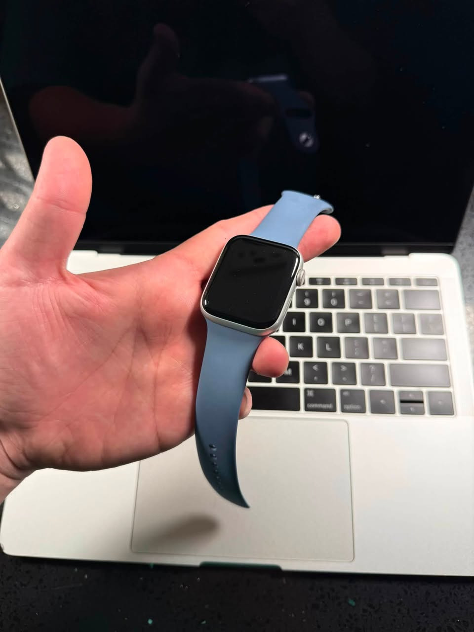 Apple Watch SE 2 GPS 🔴
Silver 🩶 color 
100% battery 🔋
32 gb
ساعه نضيه بيه خذوش بل شاشه بسيطه 
كامل ملحقات سير الاصلي كارتونه شاحنه 
مكاني بغداد شرطه الرابعه شارع الظغط 
سعرها 200 الف 
***********
