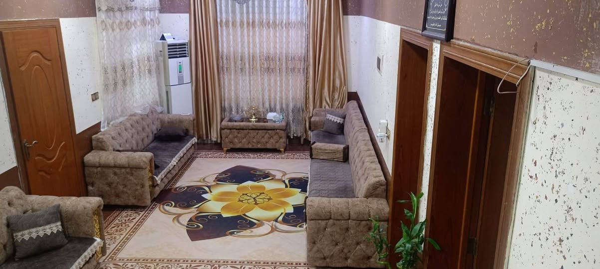السلام عليكم
دار للبيع 
العنوان :موصل جانب الأيمن حاوي الكنيسة بعد الملعب قرب اسواق دار السلام 
الدار يحتوي :علئ غرفتين وصالة واستقبال وبيتونه 
ومطبخ وحمام وتواليت 
مساحة البيت :180 متر واجه12 العمق 15 
الدار ملك صرف زراعي 
لاستفسار اكثر لاتصال بل الرقم التالي 
*********** اسيا  متواجد واتساب
