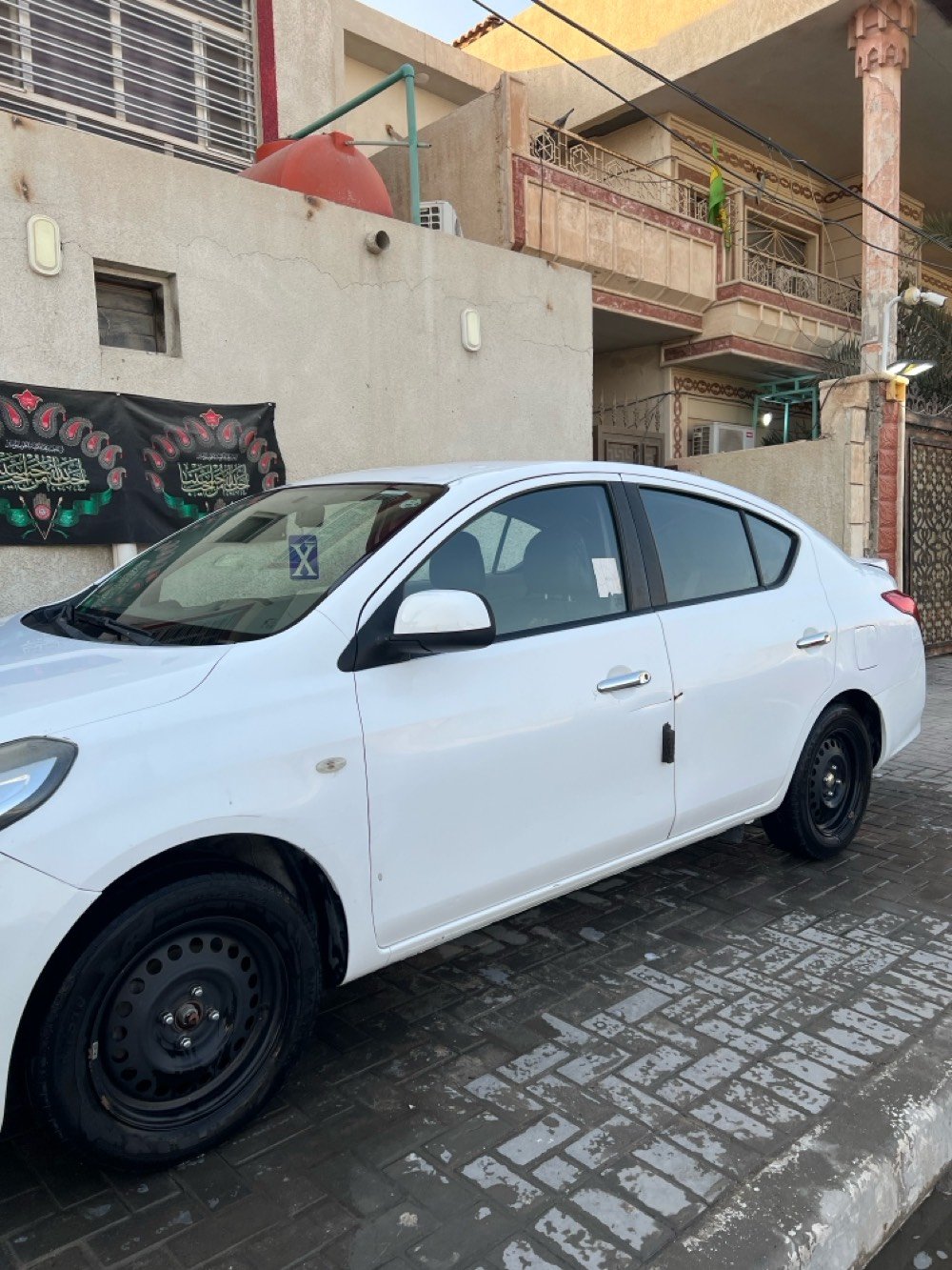 نيسان سني هندي للبيع موديل ٢022 سياره نظيفه استعمال شخصي لا مشتغل بيها تكسي ولا شي مداريه ما متعبه ماشيه 99 الف كيلو كامله من كلشي وما ناقصه شي سياره فول الفول رايده ب97 وبيها مجال
