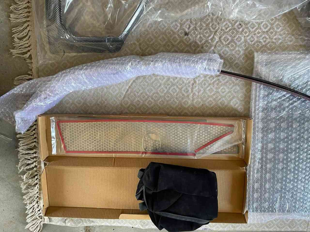 ديكور ابواب جيتور T2 شكل الكاربون فايبر 

صندوق تنظيم اغراض 

طقم دوسات نيكل اسود 

حصيرة صندوك نيكل 

ترايش ديكور 

حافظات كلينس 

استراحة رجل بالكشن تنربط

بردة سلايت خلفية

ديكور جامات خلفية

هواية غراض جدد

كلهن 150 الف 

***********
