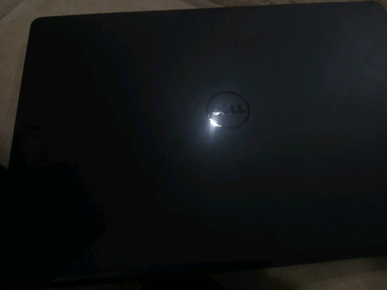 لابتوب Dell للبيع السعر 180 الف وبي مجال قليل وموجوده الشاحنه