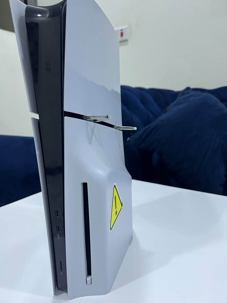 السلام عليكم 
بلي 5 سلم امريكي 1تيرا مع كامل ملحقاته ولعبة gta5 والباكيت استخدام قليل شخط واحد مابي شرط الفحص 
السعر (٨٥٠) رقم بي واتساب ***********
