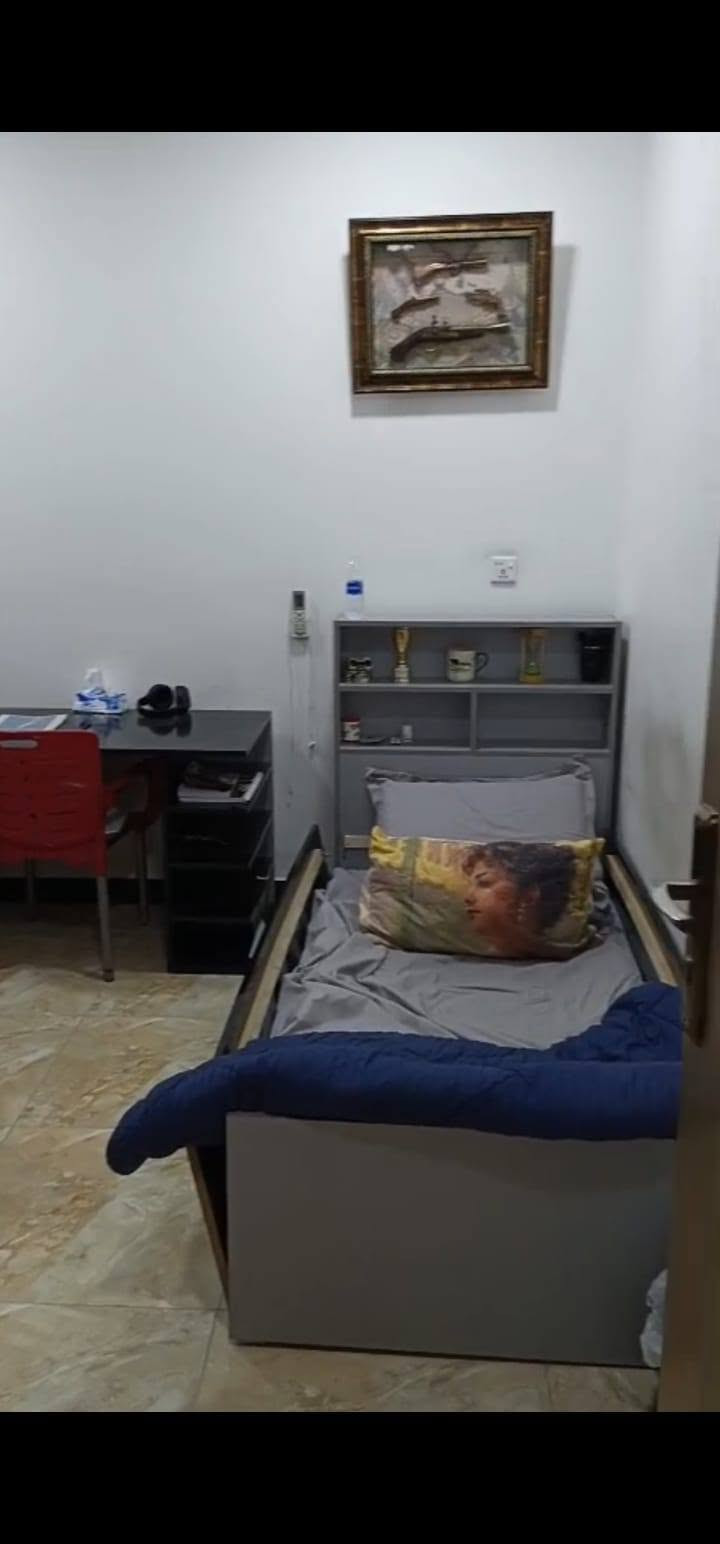 من رخصة الادمن....
السلام عليكم اغراض بيت للبيع مستعجل...الغرض من البيع الانتقال من محافظة الى اخرى 
ثلاجه حجم كبير لون رصاصي نظيفه  اخت الجديده شغاله استعمال سنه وحده مثل ما موضح بالفيديو السعر 300 قفل 

كنتور بابين مع جرارات عدد 4 لون ابيض 
جزامه لون ابيض  جرار واحد كبير مع 4 خانات 
وكلشي موضوح بالصور تصلح للبنات 
سعر الكنتور والجزامه 175 الف قفل 
 
كنتور  لون اسود  يصلح للشباب
مع سرير مع ميز دراسه وبي جرارات مثل ما موضح بالصور
كنتور وسرير وميز السعر 150 الف 

العنوان حي الجهاد شارع 60 خلف شارع المظخه  
للتواصل رقم واتس اب ***********

نص مكتوب في الصور:
- HONOR X7e