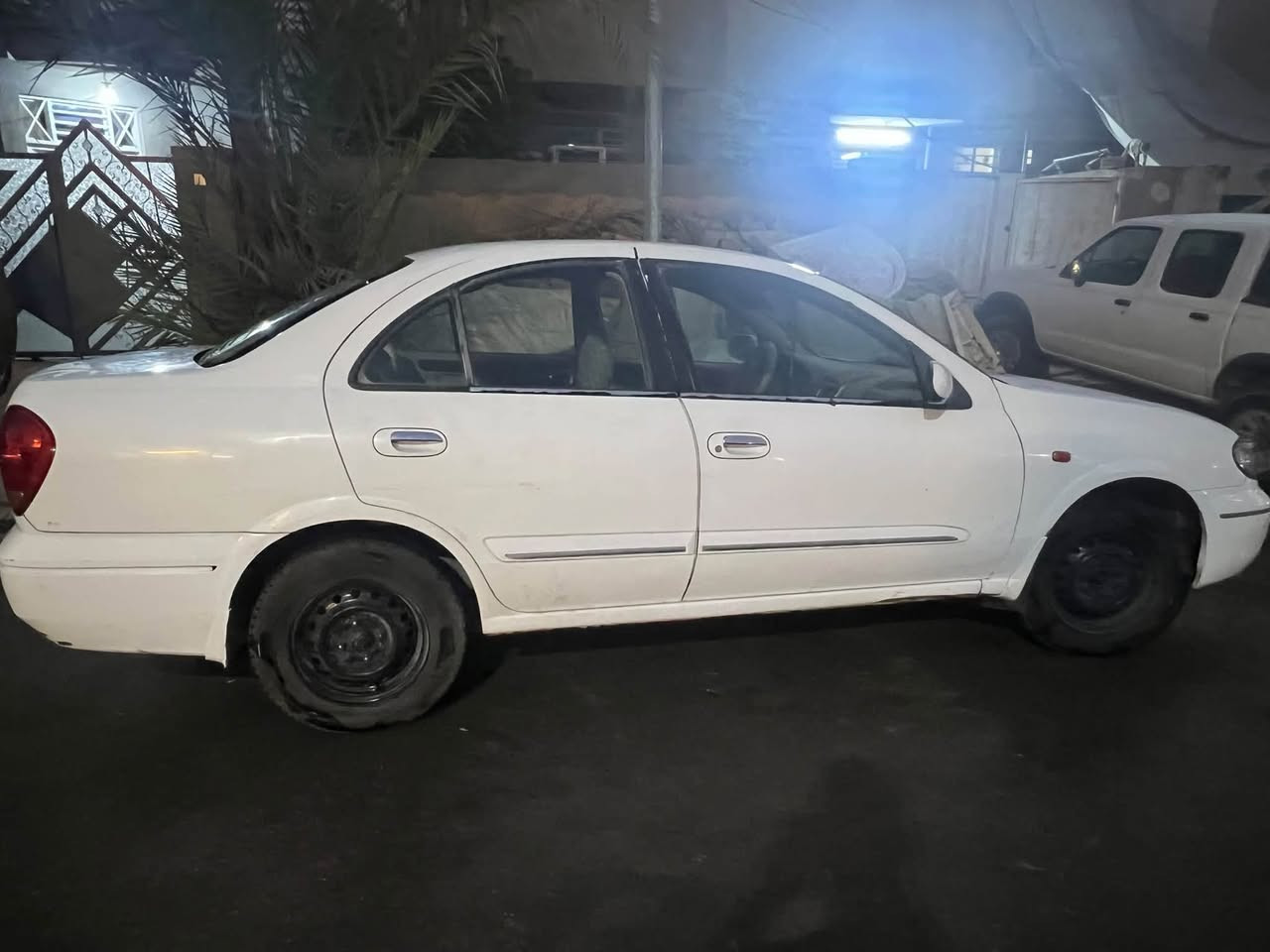 السلام عليكم
سني 2006 ياباني
رقم بغداد بأسمي تحويل مباشر 
 مكفولة صدر تخم تاير تدفئه و تبريد من كلشي
كير ومحرك مكفولات 
 بيها بس صبغ دعاميات 
شبر يم القبغ مال البانزين 
مكان السيارة بغداد / الشعب 
للاستفسار : ***********
‭
