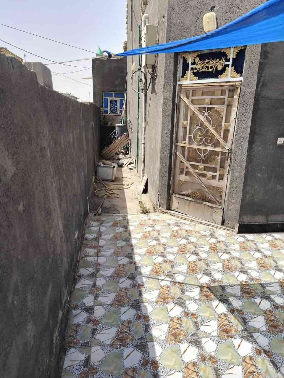 بيت للبيع بنزلت ام الهوش . قريب تقاطع السكك مساحه البيت 200 متر .يتكون البيت من غرفتين كبار 4×4 صالةجبيرة كلش طارمه تطب بيهة سيارة مطبخ كلش جبير براني 11×4 او حمام داخلي وخارجي تهويات ثنين كلش كبار سطح كله شتايكر البيت بناء طابوك عكادة  المنطقة مخدومه ماي ومجاي ومقرنص .البيت اول شارع بالمقرنص .يبعد عن الشارع الرئيسي 150متر .البيت إقرار محكمه . سند 25 السعر مناسب ب 55وبي مجال
