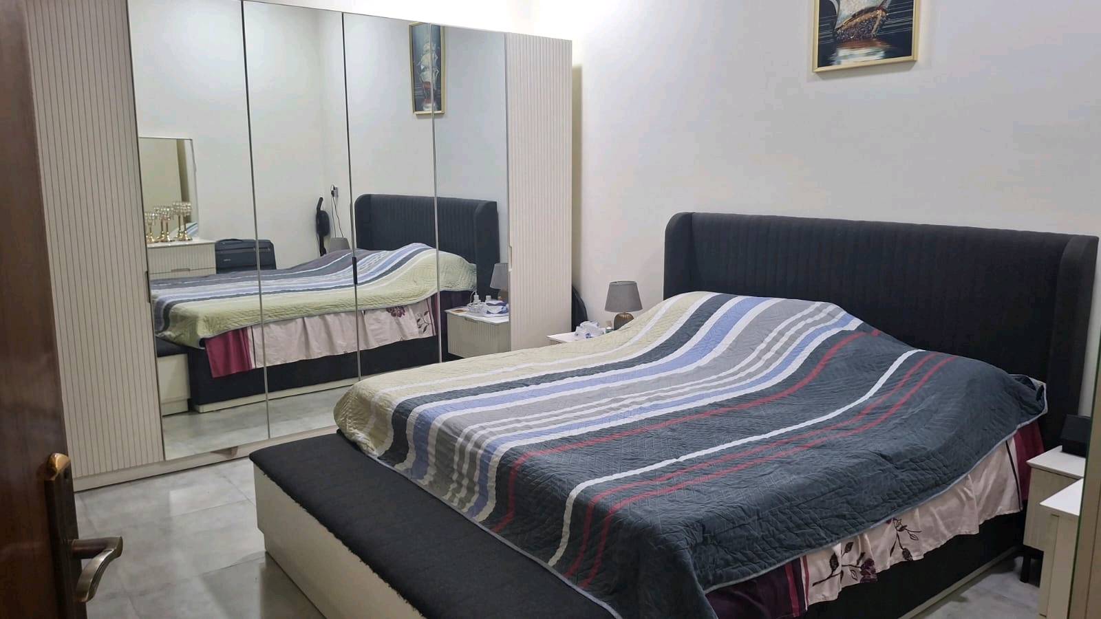 بيت للبيع شارع 60 زرعي 100 م سعر 160  بناء حديث طابقين 4 غرف نوم
للتواصل واتساب سا
***********
