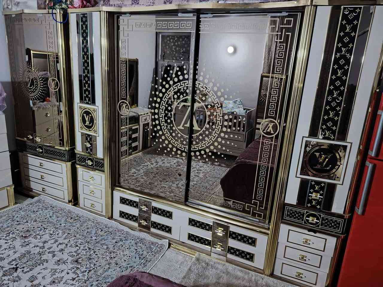 مرحبا عندي غرفه للبيع جديده ضخمه كلش خشب ثقيل ١٠ قطع  *********** للاستفسار

