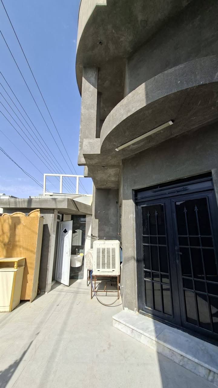 بسم الله الرحمن الرحيم
بيت للبيع في الفلوجة
في الشهداء - ضباط الرابعة ( مقابل شارع 60 )
زنجيل (على شارعين)شارع امامي 15 م شارع جانبي 10 م
المساحة : 150 م سند  

طابقين 
4 غرف نوم 
وصالتين 
ومطبخ حار 
واستقبال 
البيت كله جاهز

نوع الملك : طابو صرف سند 

السعر: 200 مليون وبي مجال
للاستفسار و الاتصال : *********** - ***********
#عقارات_الفلوجة #عقارات_العراق
