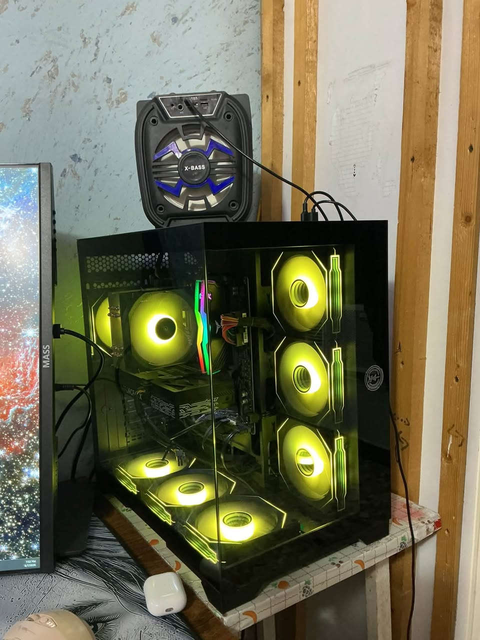 للبيع تواصل واتساب *********** 

🖥️ مواصفات التجميعة (PC Build)
‎ المعالج (CPU): AMD Ryzen 5 5500 (3.60 GHz)
 كرت الشاشة (GPU): GALAX NVIDIA GeForce RTX 5050 (8 GB)
‎ اللوحة الأم (Motherboard): GIGABYTE B550M K
 الذاكرة العشوائية (RAM): 16 GB (3200 MT/s)
 التخزين (Storage): 1 TB (SSD/NVMe)
‎ مغذي الطاقة (Power Supply): Rocket 650W (80 Plus)
 الكيس (Case): HeroGear Gaming Case (مزود بـ 6 مراوح ARGB + مبرد معالج إضافي)
‎ نظام التشغيل (OS): Windows 11 Pro
‎🖥️ الشاشات (Monitors)
1. الشاشة الرئيسية: GIGABYTE شاشة منحنية (Curved) عالية الأداء للجمينج.
2. الشاشة الثانوية: MASS شاشة رأسية/عمودية (Vertical Monitor).
⌨️🖱️ الملحقات والملحقات الإضافية (Peripherals & Accessories)
 الكيبورد الأول: KEMOVE Mechanical Gaming Keyboard (RGB)
‎ الكيبورد الثاني (بالكرتون): Jertech STARS KM170 Gaming Combo (Full Size Keyboard + Mouse)
 الماوس الأول: ماوس لاسلكي مريح مع إضاءة ومؤشر للبطارية.
 الماوس الثاني: ماوس لاسلكي صغير (مع علبته).
 جهاز منظم الطاقة (UPS): شاهين GS2000VA Offline UPS + بطارية إضافية NEXXT.
 سبيكر صوت: X-BASS Speaker (RGB)
 يد تحكم: DualSense (PS5 Controller) بلون أحمر.
 ماوس باد (Mousepad): ماوس باد كبير يغطي الطاولة مع تصاميم مميزة.
