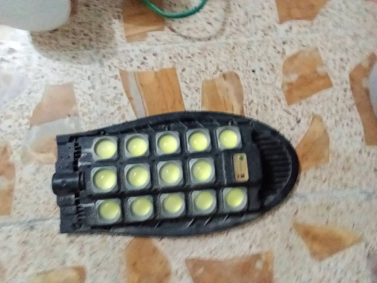 للبيع بلوجكتورات اصليه وشغاله شرط واحد عل طاقه الشمسيه وثنين لد كهربائي ابو 4 عدسات 
ونشره هيه وكلوباته طوله بحوالي 9 متر 
و كامره شغاله اصليه ام الفلاش 
كلشي بسعره لشراي يتصل وبيه خير ويدلل 
*********** خاص مفتوح
