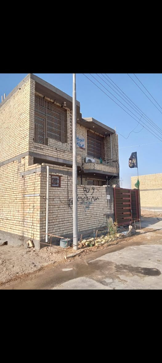 سلام عليكم ورحمه الله وبركاته يوجد لدينا بيت البيع في كربلاء قرب مرقد سيد اسماعيل ومدخل من جهة الرابط الزبيله منطقة حلوه خدمات كامله تبليط ماء كهرباء مجاري عرض شارع 10متر منطقه هدوه محتويات البيت المساحه الكليه 100متر بناء طابوك درجه اولى طابقين طابق ارضي استقبال مطبخ صيحات غرفه نوم طابق ثاني غرفتين نوم صيحات صاله بناء حلو مرتب ونظيف بناء جديد السعر المطلوب 85مليون اكو مجال اي استفسار اتصال هاتفي ***********. ابوامير
