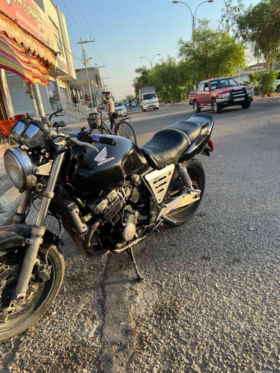 دراجە cb400البیع سعر 7ورقە و نص مكان كركوك ***********
