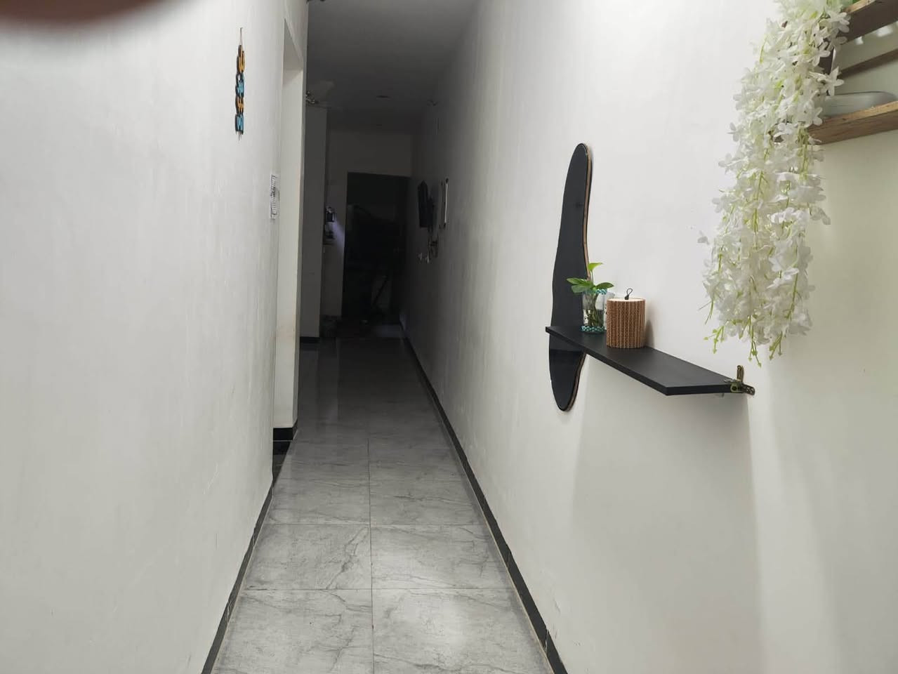 السلام عليكم بيت للبيع هورجب بشارع شحاذه خدمات كامله تبليط ومي وكهرباء المساحه 150 البناء 110 طابق واحد مثل ما موضح كدامكم بصور تريد هوا والاثاث تريد بدون اثاث مواد الطابق الثاني كامله واذا تريد تشتري طابقين مو مشكله كلشي بسعر الاستفسار اكثر خاص ***********
