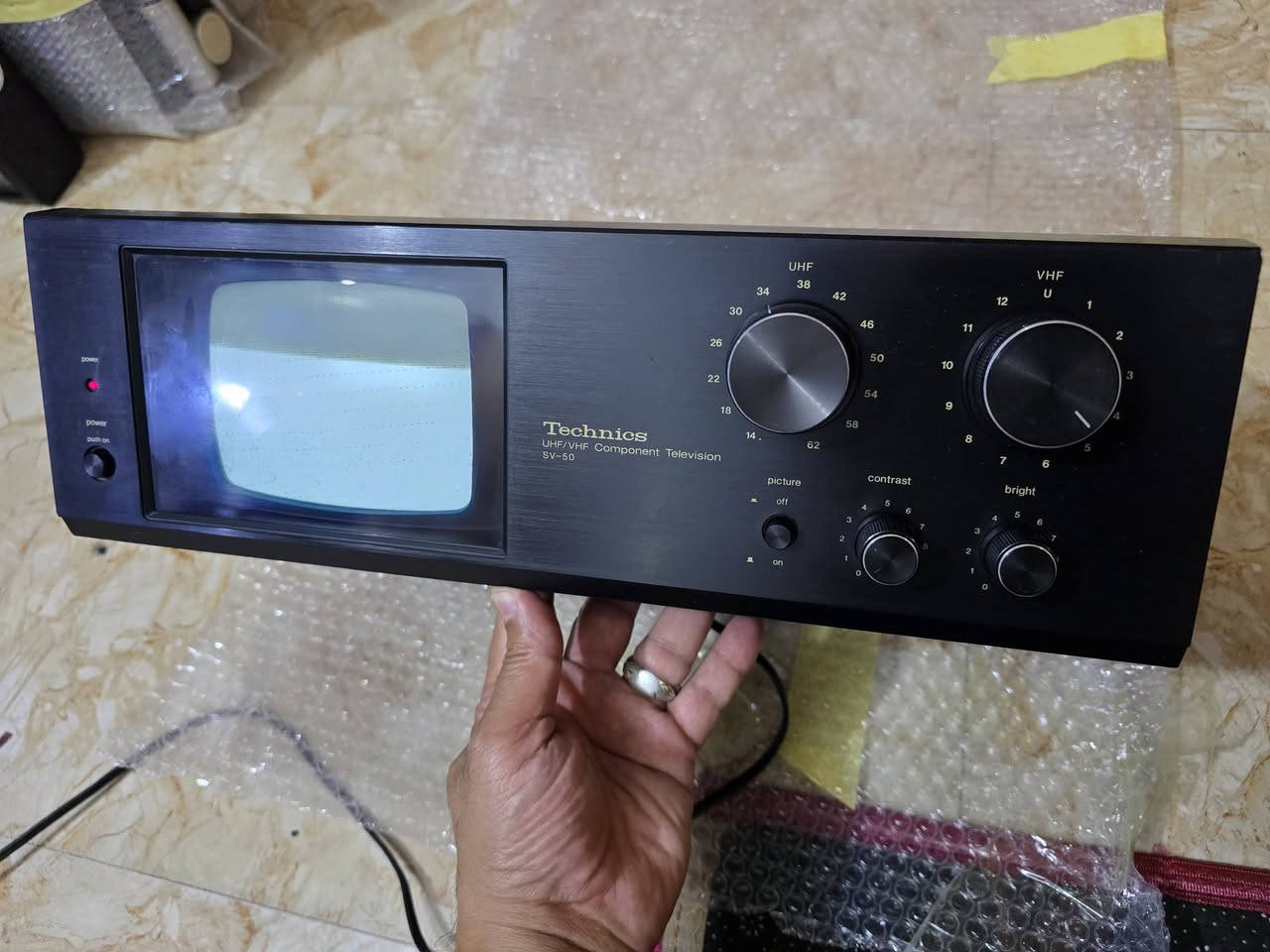 📺 للبيع: تلفزيون كلاسيكي نادر Technics SV-50لعشاق الأنتيك والمقتنيات النادرة، جهاز تلفزيون ومستقبل إشارة ياباني أصلي ومميز.الماركة: Technics (صنع في اليابان 1977).المواصفات: شاشة مدمجة (أبيض وأسود 5 بوصة)، مفاتيح تحكم ميكانيكية، يربط مع منظومات الستيريو مكاني سماوه ***********
