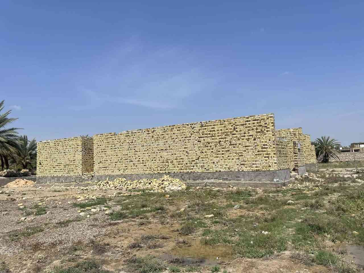 المساحة دونم طابو زراعي سند ٢٥ 
الوجهة ٤٠ متر والنزال ٦٣ متر تقع خلف الصقر على البزل مباشر شارع ١٥ متر قرب بيت فليفل تحتوي على هيكل بمساحة بناء ٣٤٠ متر يحتوي على استقبال ١٥ *٥ وصالة ١٧*٥ مطبخ ٩* ٤.٥ غرف عدد اثنين ٦*٤ وصحيات ويوجد بيها بتلو بمساحة ٢٠٠ متر
للتواصل ***********
