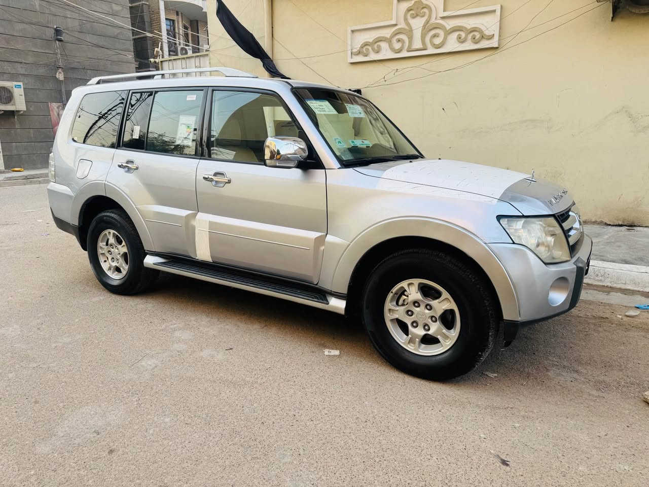 باجيرو موديل 2007 السعر 107 
ماشية 149 حقيقي 
مري شفط 
مثبت سرعة 
تبريد 3قطع تحكمات ستيرن 
سيارة جديدة بمعنى الكلمة كير مكينة صدر تبريد حدادية 
تخم تاير داخل وخارج جديد كل نقص مابيها صبغ ربع جاملغ خلفي بدون ضرر قوي بسمي جنايها صار 17سنة لحد الان ترايها محافظات شرط مكاني بغداد البلديات 
الاتصال على الرقم *********** بغداد, العراق
