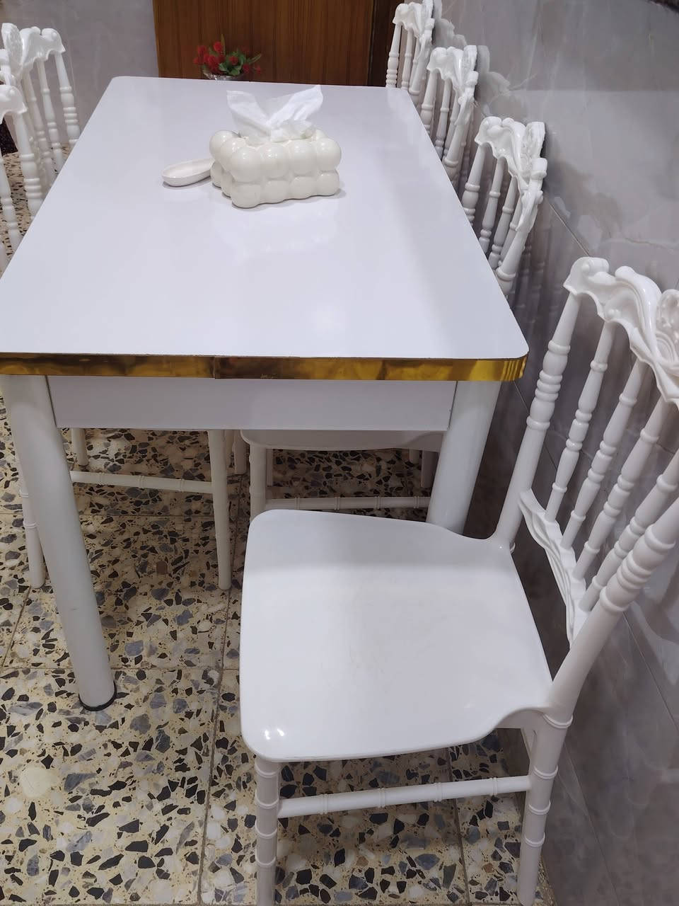 ميز طعام • مستعمل قليل • قابل تفاوض