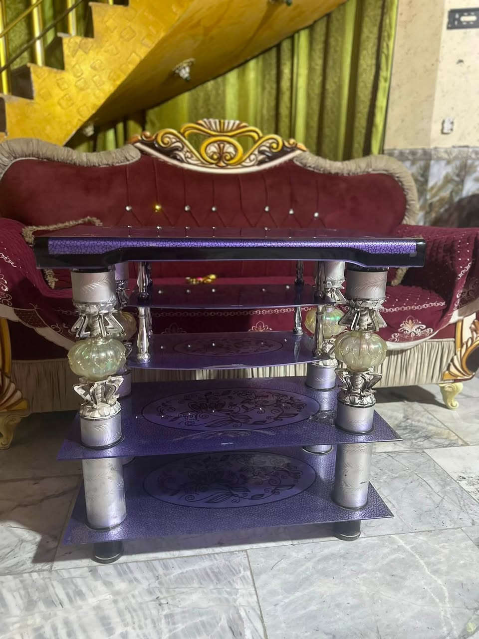 للبيع ميز وسط أنيق (بنفسجي وفضي)
 الوصف: ميز متعدد الرفوف من الزجاج المقوّى المزخرف بنقوش أنيقة وأعمدة فضية وكريستال.
 الحالة: ممتاز جداً ونظيف.
 الموقع: البصرة - قضاء المدينة (السوق).
للتواصل والاستفسار: ***********
