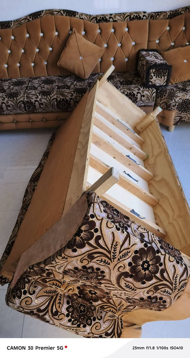 طخم للبيع السعر (مليون)  وبي مجال
(14) متر خشب عراقي للتواصل ***********
