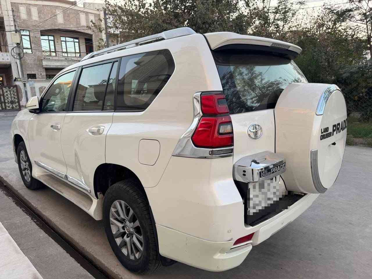 تويوتا برادو 2018 فول مواصفات ٦ سلندر بدون فتحه دبل تانكي كشنات جلد السياره مكفول كفالة عامه فقط باب سايق بي صبغ بدون داخل ماشي(١٠٦)ألف حقيقي السياره رقم اربيل جديد السعر(٣١٢) ورقه قفل 
مكان أربيل 
تلفون *********** واتساب
