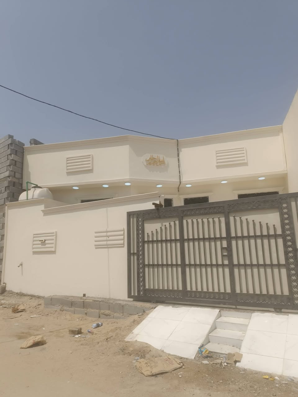 🏡 بيت للبيع – البصرة / أبو الخصيب / محيلة

📐 المساحة: 200 متر
📄 الطابو: زراعي باسم عراقي – سند 25

✨ مواصفات البيت:

- 3 غرف نوم
- استقبال
- صالة
- مطبخ
- درج
- كراج سيارة
- صحيات داخلية وخارجية
- بناء حديث
- ديكورات كاملة وتشطيب مرتب

🛣️ الموقع:
البصرة – أبو الخصيب – محيلة
على شارع مبلط 10 متر
يبعد حوالي 200 متر عن شارع السايدين

💰 السعر: 120 مليون دينار عراقي (قابل للتفاوض)

📞 للاستفسار:
أبو مهدي
***********

📢 نستقبل عروضكم العقارية من جميع أنحاء البصرة.
